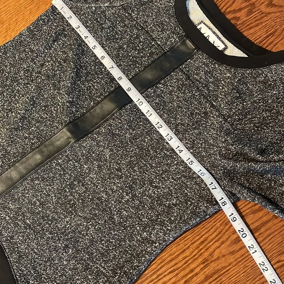 MNY Andrew Mark performance cotton blend top / sweatshirt faux leather trim S - Picture 11 of 12